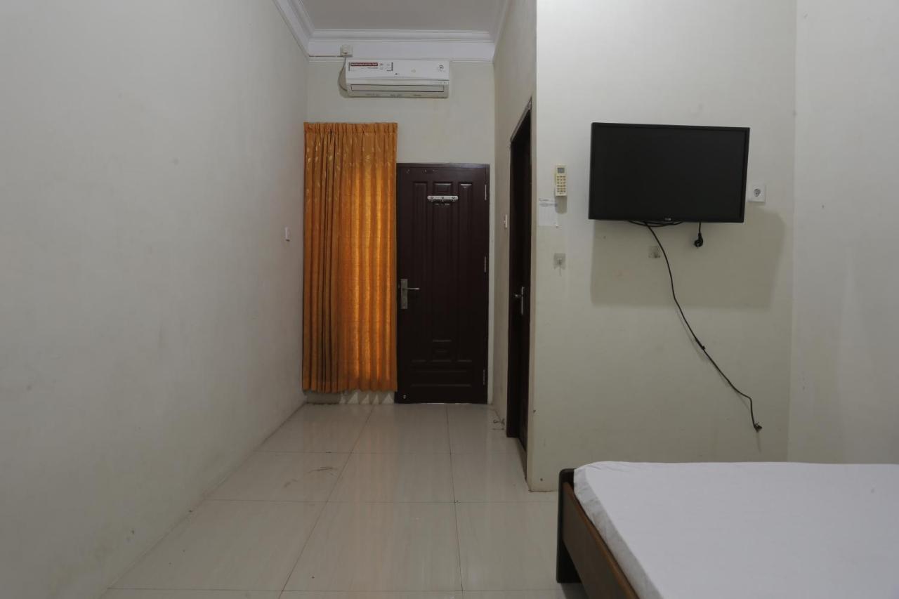 Oyo 93119 Guest House Leo Patra Muara Badak Zewnętrze zdjęcie