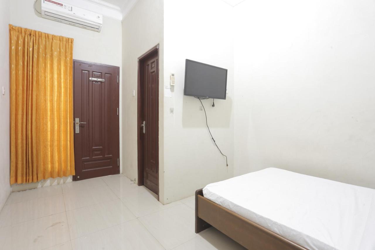 Oyo 93119 Guest House Leo Patra Muara Badak Zewnętrze zdjęcie