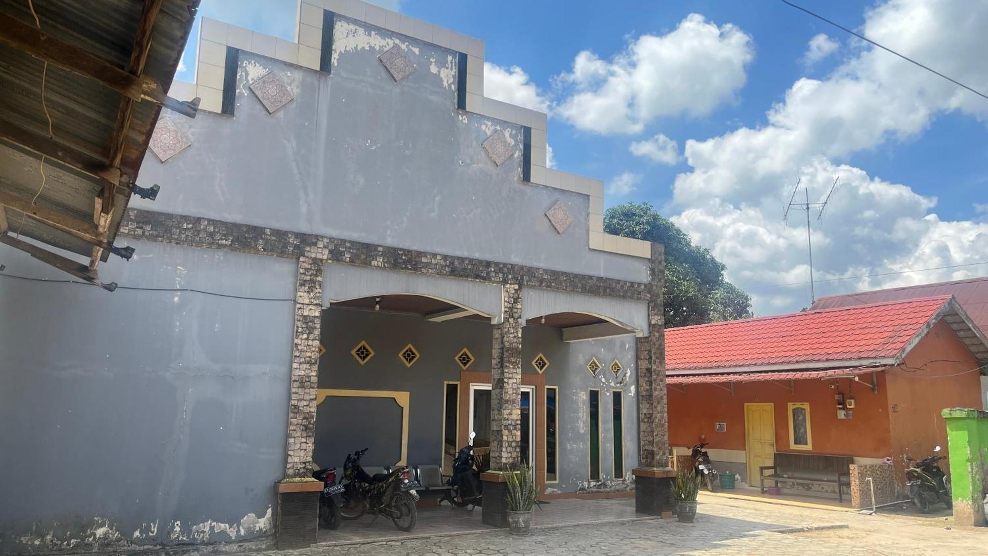 Oyo 93119 Guest House Leo Patra Muara Badak Zewnętrze zdjęcie