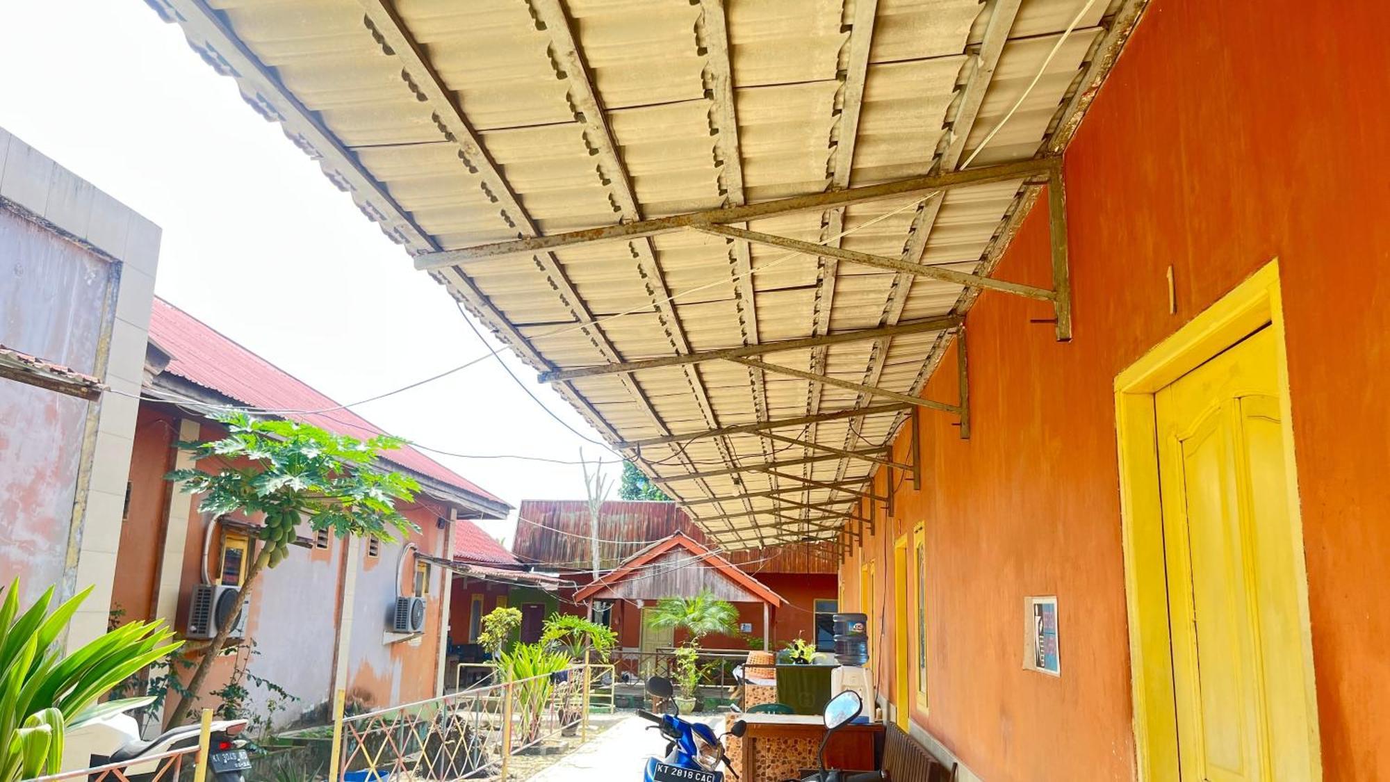 Oyo 93119 Guest House Leo Patra Muara Badak Zewnętrze zdjęcie